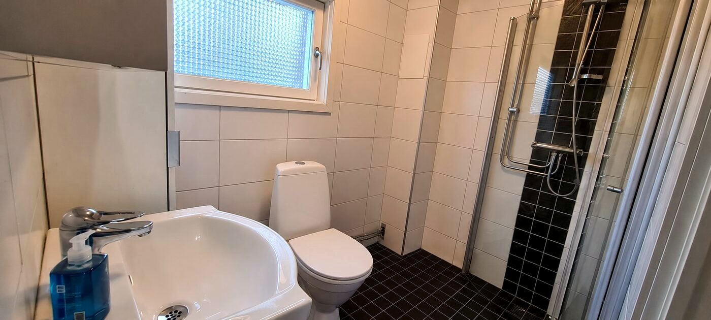 Modern bathroom with shower in furnished corporate housing